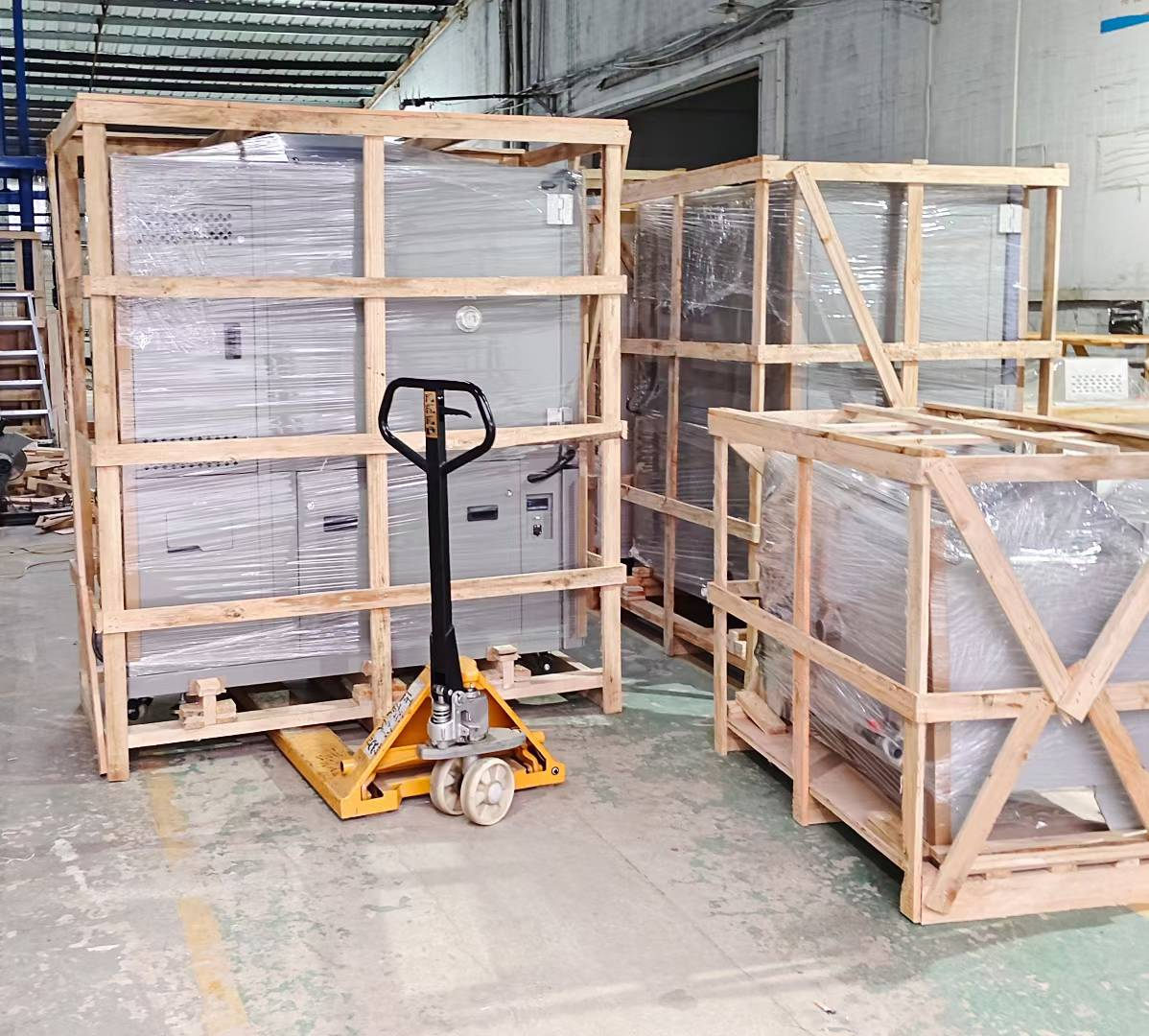 定制鹽霧腐蝕試驗箱，恒溫恒濕箱發(fā)貨